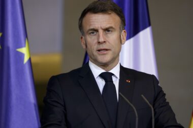 Emmanuel Macron Prepare France Guerre